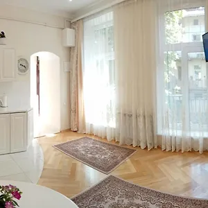 комфортна затишна в центрі біля оперного театру з балконом, світла в центрі львова, подобова оренда центр Львов